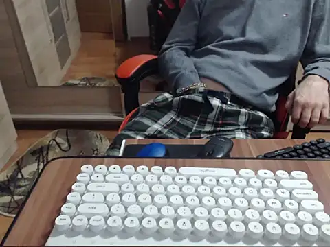 Snapshot of uncutguy01 chatting on October 13, 12:22 pm uncutguy01 online show from October 13, 12:22 pm