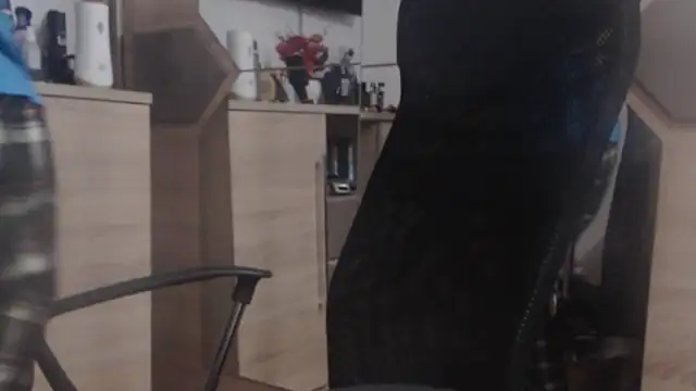 Snapshot of uncutguy01 chatting on December 28, 7:11 am uncutguy01 online show from December 28, 7:11 am