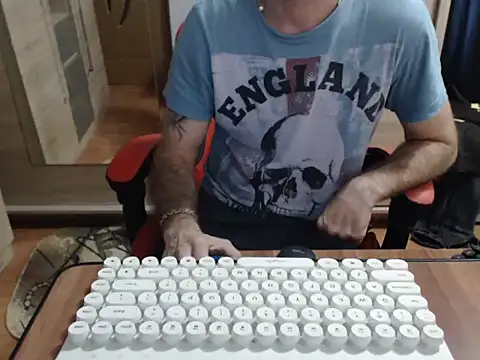 Snapshot of uncutguy01 chatting on October 25, 6:04 am uncutguy01 online show from October 25, 6:04 am