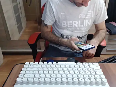 Snapshot of uncutguy01 chatting on October 23, 5:44 am uncutguy01 online show from October 23, 5:44 am