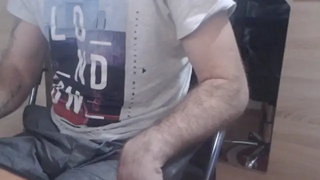 Snapshot of uncutguy01 chatting on January 8, 6:31 am uncutguy01 online show from January 8, 6:31 am