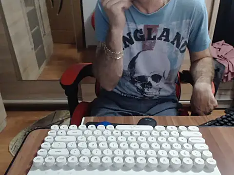 Snapshot of uncutguy01 chatting on October 24, 5:53 am uncutguy01 online show from October 24, 5:53 am