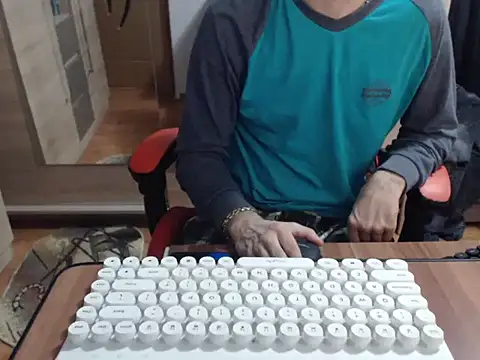 Snapshot of uncutguy01 chatting on October 26, 6:15 am uncutguy01 online show from October 26, 6:15 am