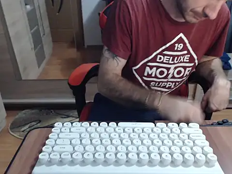 Snapshot of uncutguy01 chatting on October 21, 5:43 am uncutguy01 online show from October 21, 5:43 am