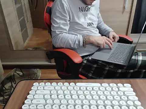 Snapshot of uncutguy01 chatting on October 15, 1:19 pm uncutguy01 online show from October 15, 1:19 pm