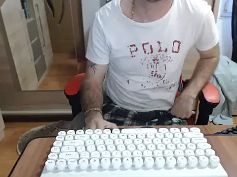 Snapshot of uncutguy01 chatting on October 29, 6:38 am uncutguy01 online show from October 29, 6:38 am