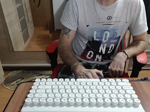 Snapshot of uncutguy01 chatting on October 19, 5:12 am uncutguy01 online show from October 19, 5:12 am