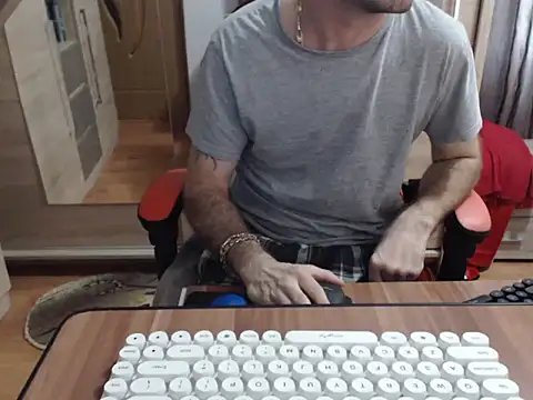 Snapshot of uncutguy01 chatting on October 30, 12:28 pm uncutguy01 online show from October 30, 12:28 pm