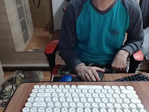 Snapshot of uncutguy01 chatting on October 14, 1:18 pm uncutguy01 online show from October 14, 1:18 pm