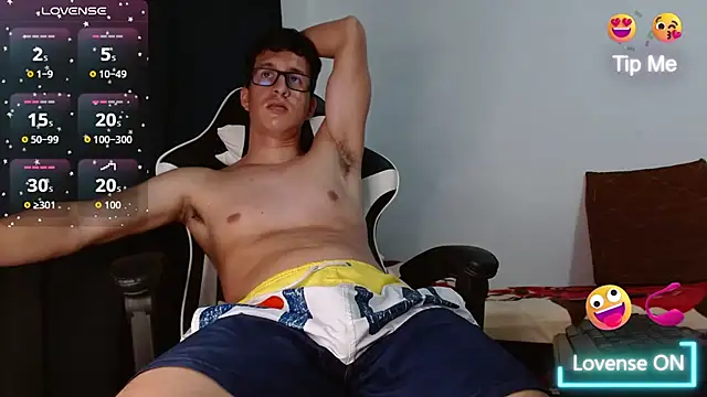 Snapshot of Jhonny_hot_s chatting on October 24, 8:21 pm Jhonny hot s online show from October 24, 8:21 pm