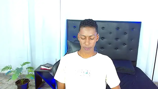 maiki18  online show from March 13, 10:05 pm