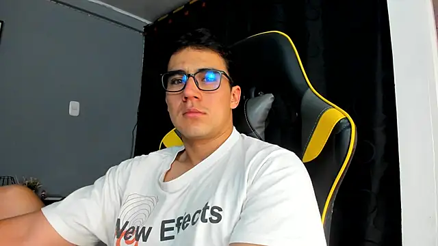 Snapshot of owengray2n chatting on September 30, 1:23 am owengray2n online show from September 30, 1:23 am