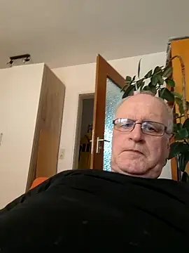Milkasahne64 online show from May 11, 4:15 pm