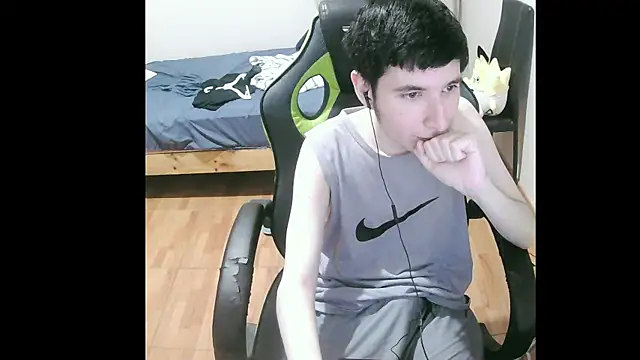 Snapshot of Twink_martinboy chatting on January 6, 6:14 am Twink martinboy online show from January 6, 6:14 am