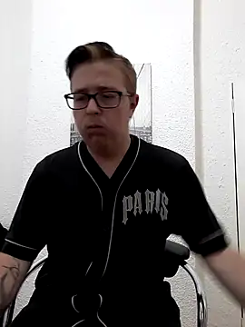 bisexualboy05 online show from November 1, 3:38 pm