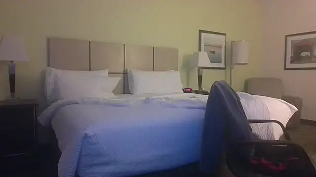 Snapshot of UnCuTupTheBuTT chatting on October 17, 12:58 am UnCuTupTheBuTT online show from October 17, 12:58 am