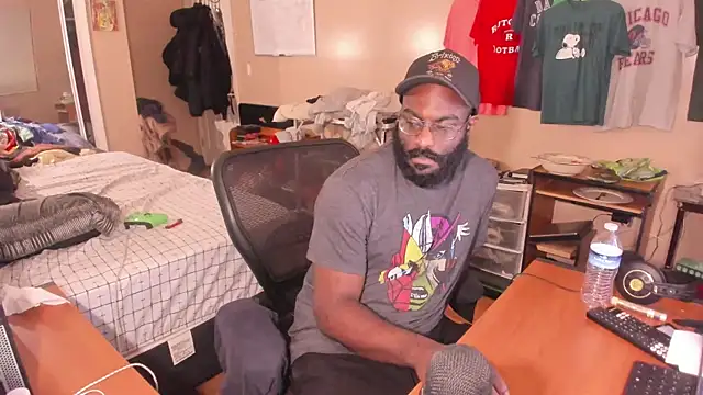 Snapshot of MrChuckDailyXXX chatting on October 9, 10:47 pm MrChuckDailyXXX online show from October 9, 10:47 pm