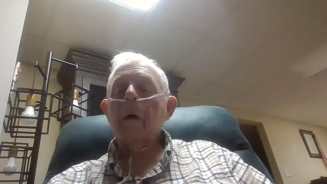 Snapshot of bootlegmanz chatting on October 31, 5:27 pm bootlegmanz online show from October 31, 5:27 pm