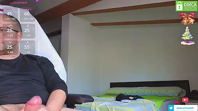Snapshot of alicantino841 chatting on December 10, 2:28 pm alicantino841 online show from December 10, 2:28 pm