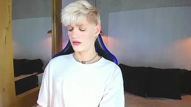 VladHellsing4 online show from April 21, 2:12 pm