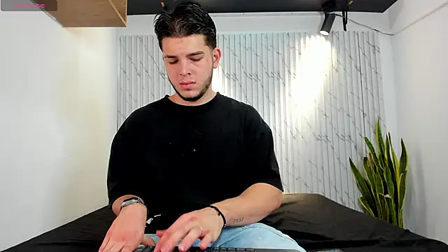 danielclarton1 online show from December 15, 5:53 pm