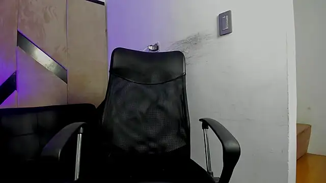 Snapshot of danielclarton1 chatting on October 4, 1:32 am danielclarton1 online show from October 4, 1:32 am