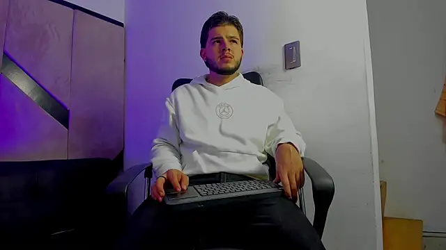 danielclarton1 online show from October 21, 5:43 am