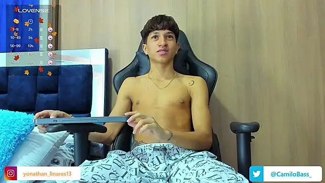 Snapshot of _CamiloBass chatting on February 8, 1:11 am CamiloBass online show from February 8, 1:11 am