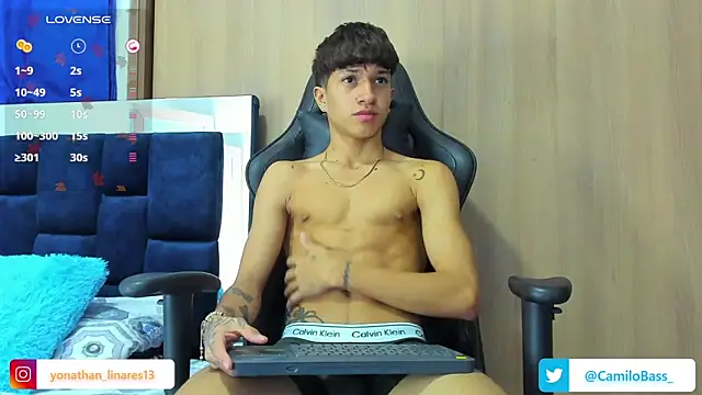 Snapshot of _CamiloBass chatting on March 8, 1:15 am CamiloBass online show from March 8, 1:15 am