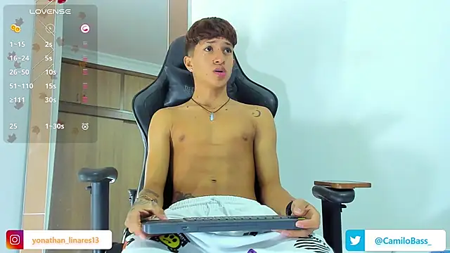 Snapshot of _CamiloBass chatting on January 12, 1:11 am CamiloBass online show from January 12, 1:11 am