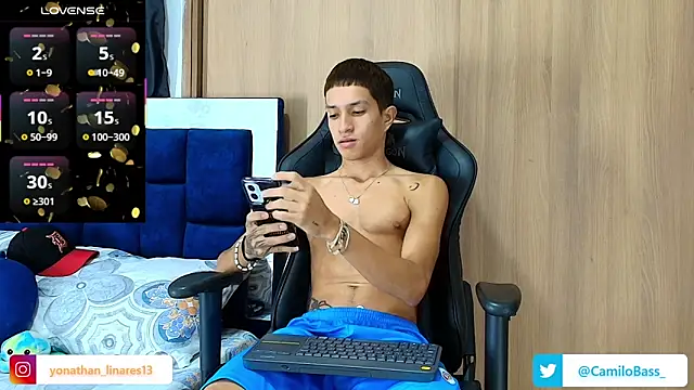 Snapshot of _CamiloBass chatting on September 20, 1:05 am CamiloBass online show from September 20, 1:05 am