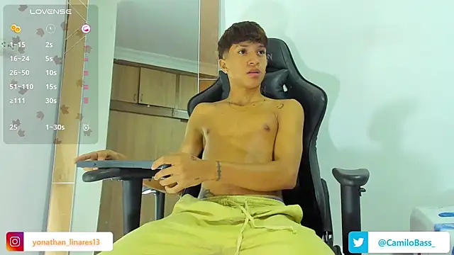 Snapshot of _CamiloBass chatting on December 24, 1:59 am CamiloBass online show from December 24, 1:59 am