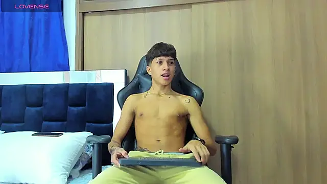 Snapshot of _CamiloBass chatting on January 28, 1:39 am CamiloBass online show from January 28, 1:39 am