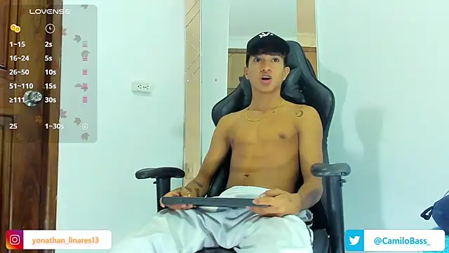 Snapshot of _CamiloBass chatting on December 19, 1:39 am CamiloBass online show from December 19, 1:39 am
