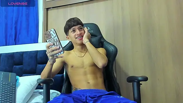 Snapshot of _CamiloBass chatting on January 31, 1:11 am CamiloBass online show from January 31, 1:11 am