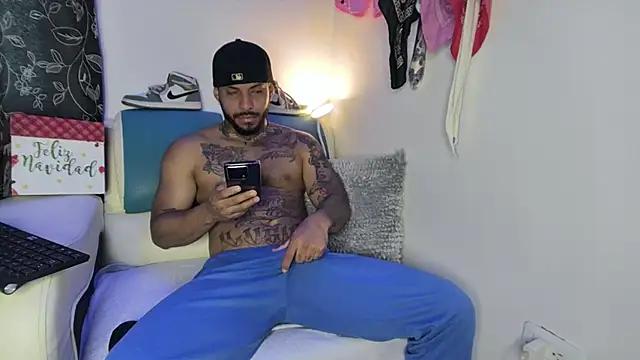 Snapshot of Leenar_Key chatting on February 7, 1:32 pm Leenar Key online show from February 7, 1:32 pm