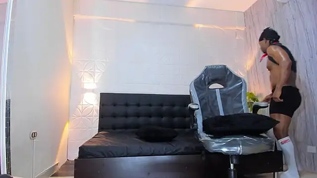Snapshot of RicoBrown777_ chatting on December 20, 3:47 am RicoBrown777 online show from December 20, 3:47 am