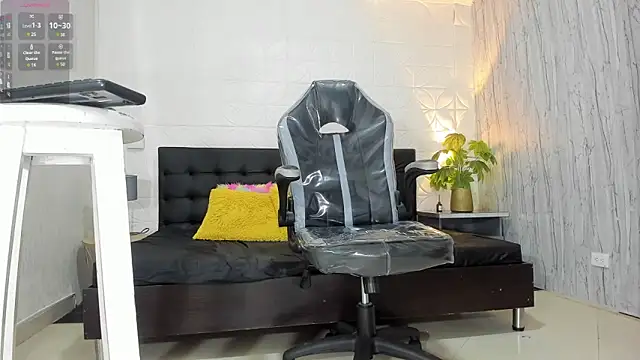 Snapshot of RicoBrown777_ chatting on December 27, 3:31 am RicoBrown777 online show from December 27, 3:31 am
