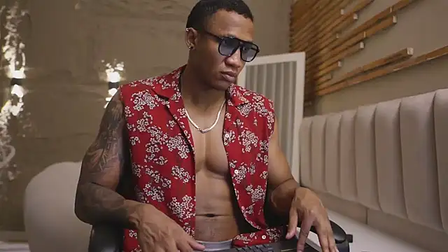 Logan Varela online show from April 25, 4:48 pm