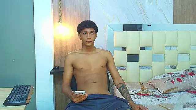 Snapshot of dominic_smith_ chatting on September 30, 8:01 pm dominic smith online show from September 30, 8:01 pm