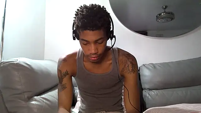 Snapshot of Skinnyblackman chatting on October 13, 10:27 pm Skinnyblackman online show from October 13, 10:27 pm