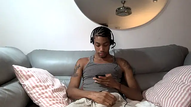Snapshot of Skinnyblackman chatting on October 5, 2:26 am Skinnyblackman online show from October 5, 2:26 am