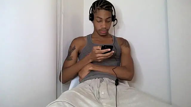 Snapshot of Skinnyblackman chatting on October 2, 2:37 am Skinnyblackman online show from October 2, 2:37 am