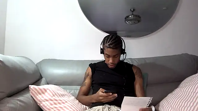 Snapshot of Skinnyblackman chatting on October 6, 10:14 pm Skinnyblackman online show from October 6, 10:14 pm