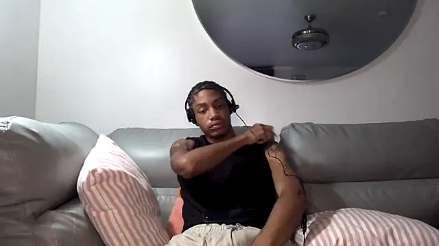 Snapshot of Skinnyblackman chatting on October 7, 10:25 pm Skinnyblackman online show from October 7, 10:25 pm