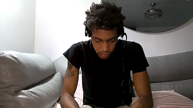 Snapshot of Skinnyblackman chatting on October 9, 10:36 pm Skinnyblackman online show from October 9, 10:36 pm