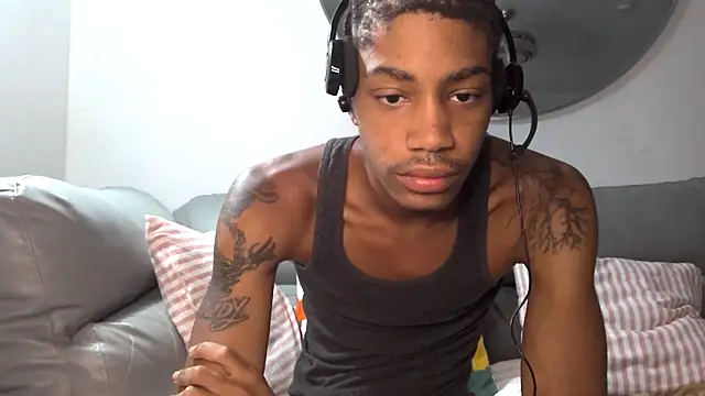 Snapshot of Skinnyblackman chatting on October 8, 10:36 pm Skinnyblackman online show from October 8, 10:36 pm