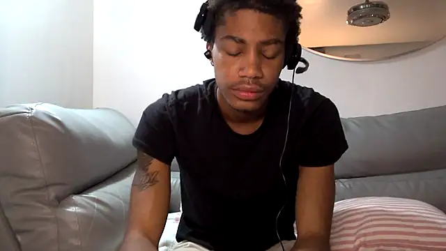Snapshot of Skinnyblackman chatting on October 10, 10:46 pm Skinnyblackman online show from October 10, 10:46 pm