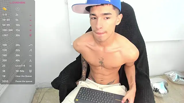 Snapshot of Damon__333 chatting on February 27, 11:48 pm Damon 333 online show from February 27, 11:48 pm