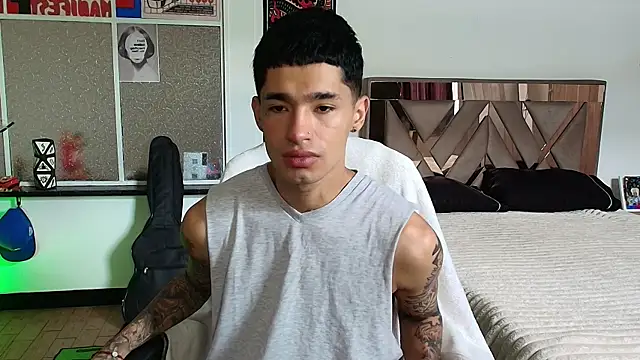 Snapshot of Damon__333 chatting on October 15, 6:37 pm Damon 333 online show from October 15, 6:37 pm